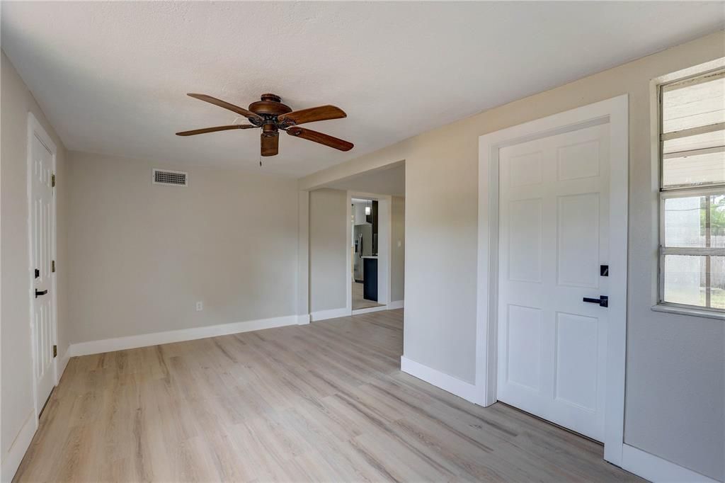 Active With Contract: $250,000 (2 beds, 1 baths, 1183 Square Feet)