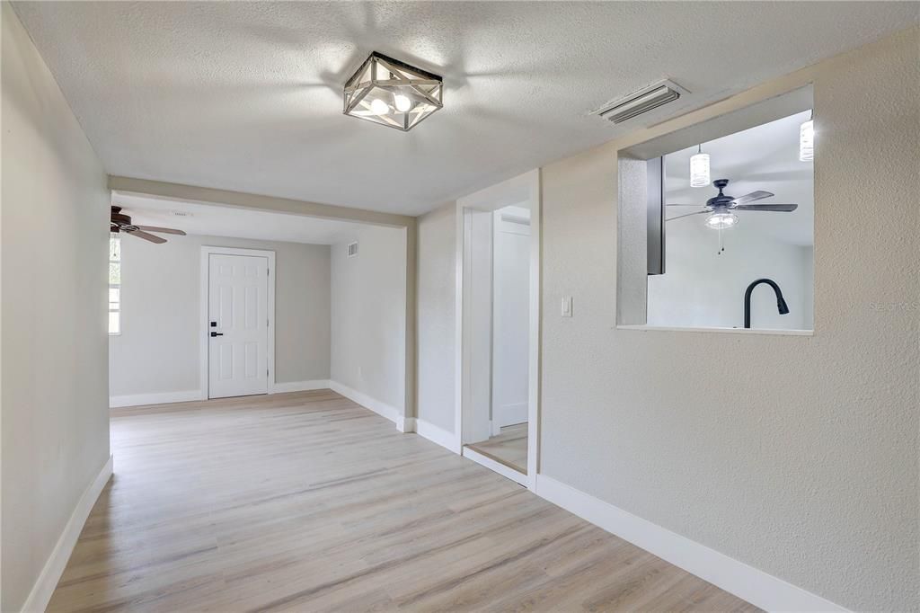 Active With Contract: $250,000 (2 beds, 1 baths, 1183 Square Feet)