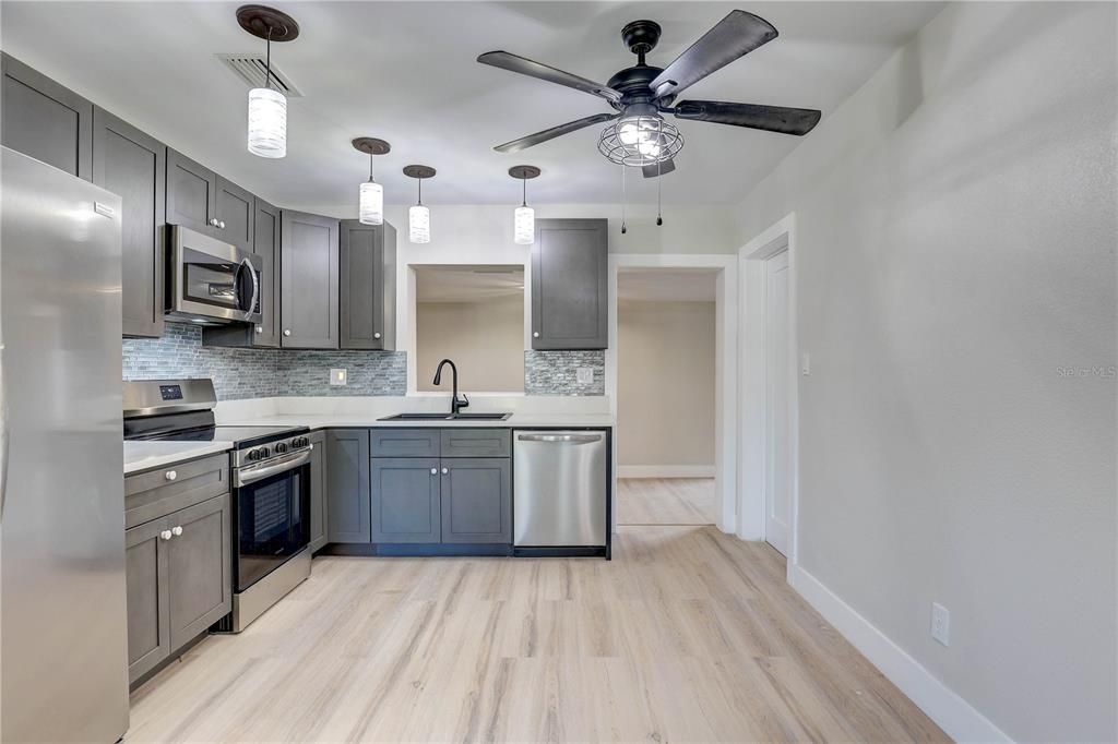 Active With Contract: $250,000 (2 beds, 1 baths, 1183 Square Feet)