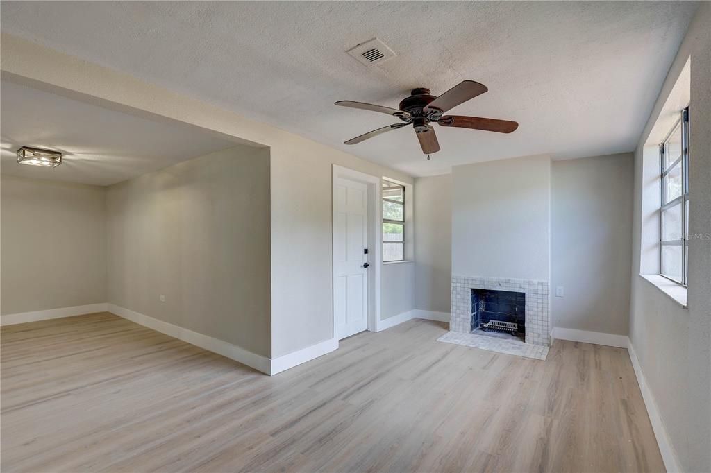 Active With Contract: $250,000 (2 beds, 1 baths, 1183 Square Feet)