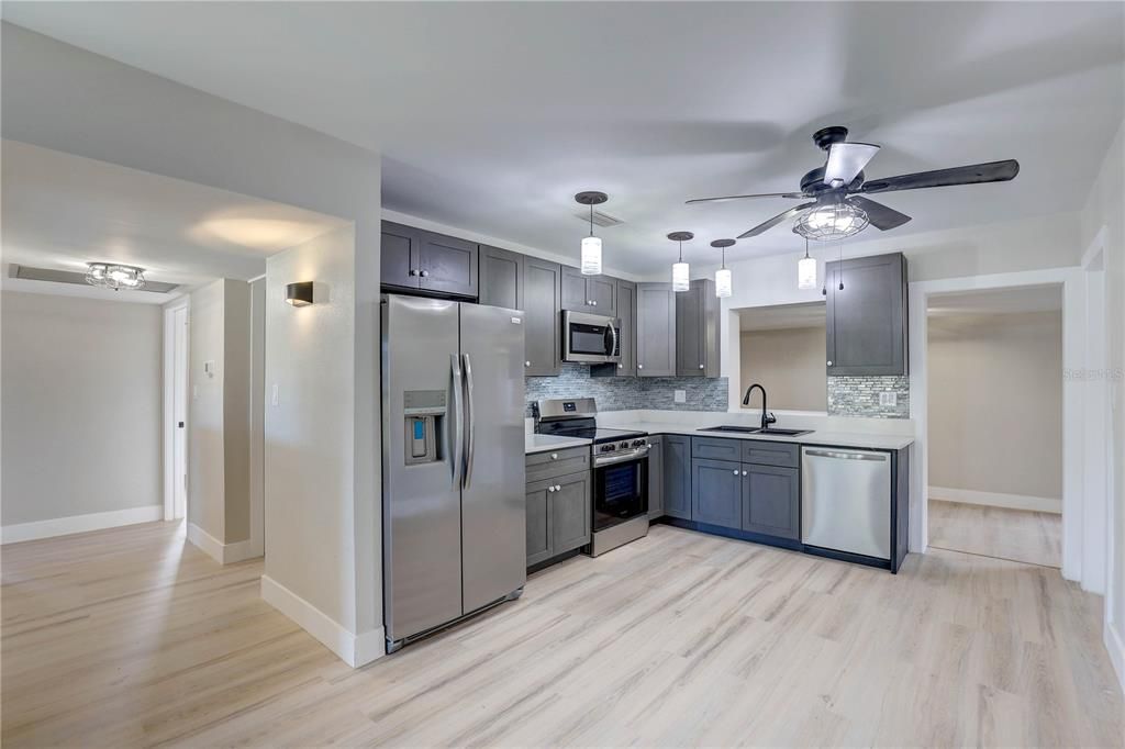 Active With Contract: $250,000 (2 beds, 1 baths, 1183 Square Feet)