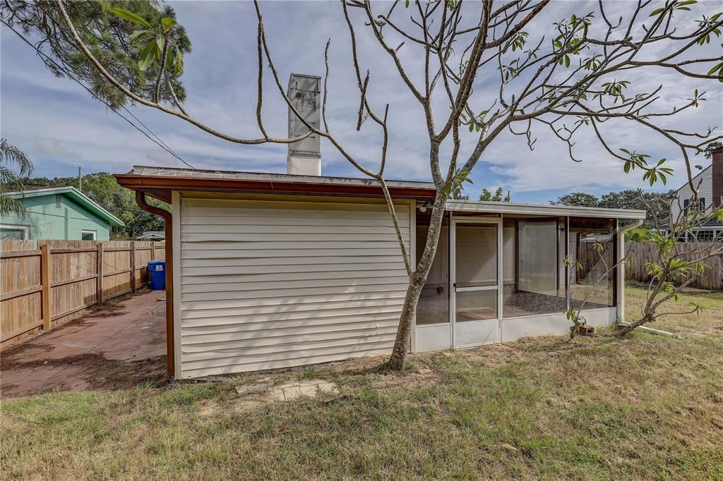 Active With Contract: $250,000 (2 beds, 1 baths, 1183 Square Feet)