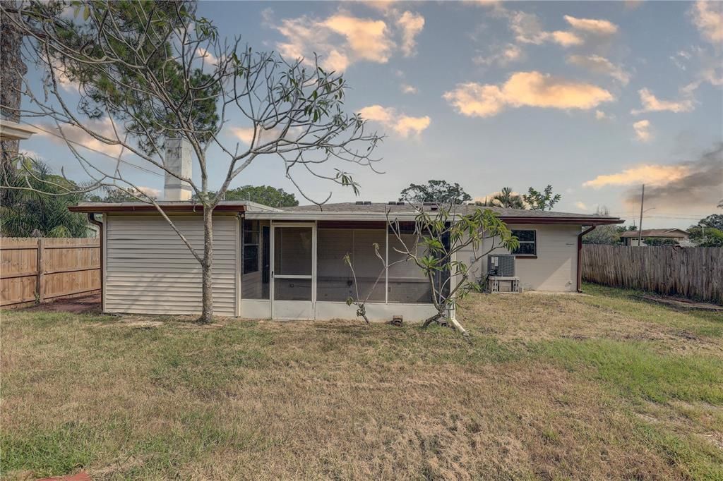 Active With Contract: $250,000 (2 beds, 1 baths, 1183 Square Feet)