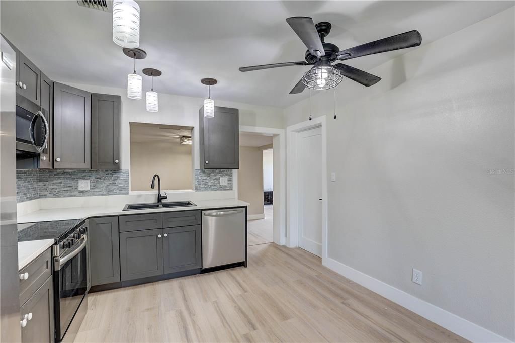 Active With Contract: $250,000 (2 beds, 1 baths, 1183 Square Feet)