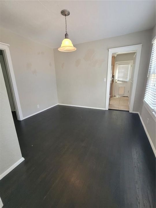 合同活跃: $2,350 (3 贝兹, 2 浴室, 1260 平方英尺)