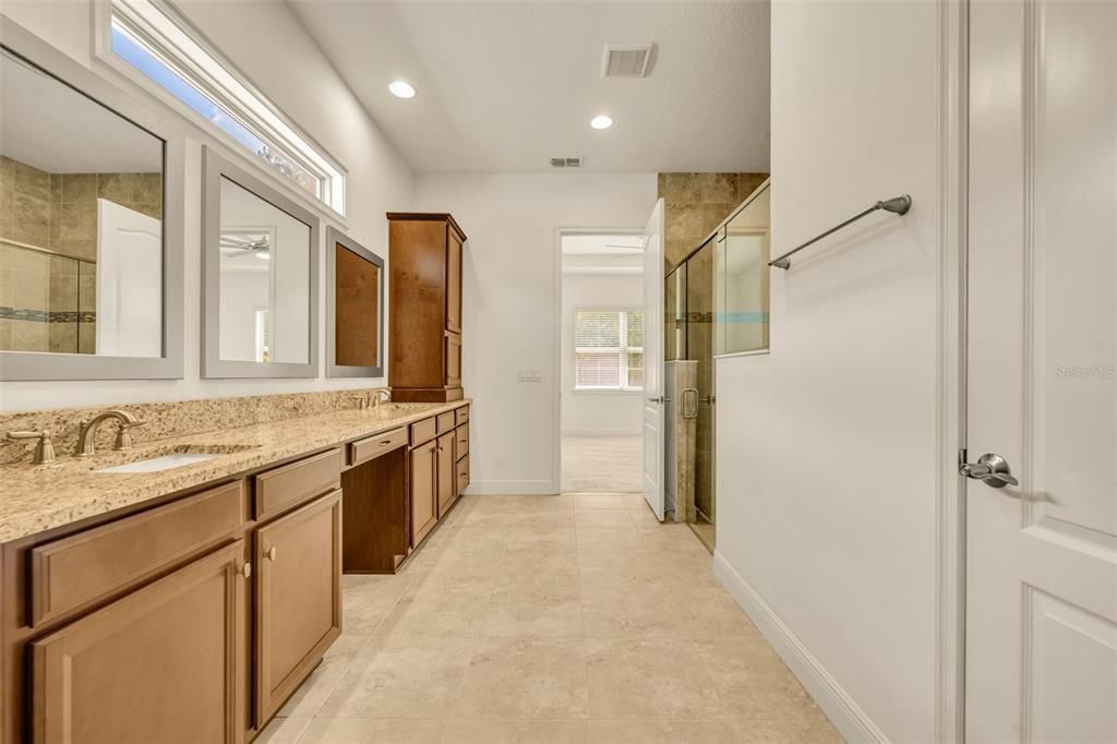 合同活跃: $3,250 (4 贝兹, 4 浴室, 3007 平方英尺)