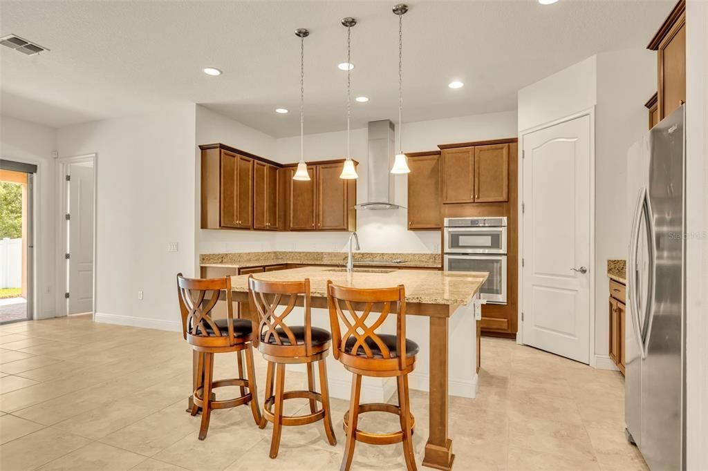 合同活跃: $3,250 (4 贝兹, 4 浴室, 3007 平方英尺)