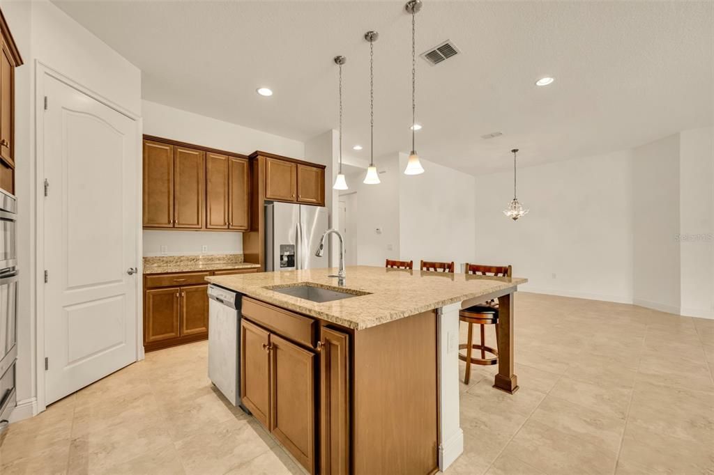 合同活跃: $3,250 (4 贝兹, 4 浴室, 3007 平方英尺)