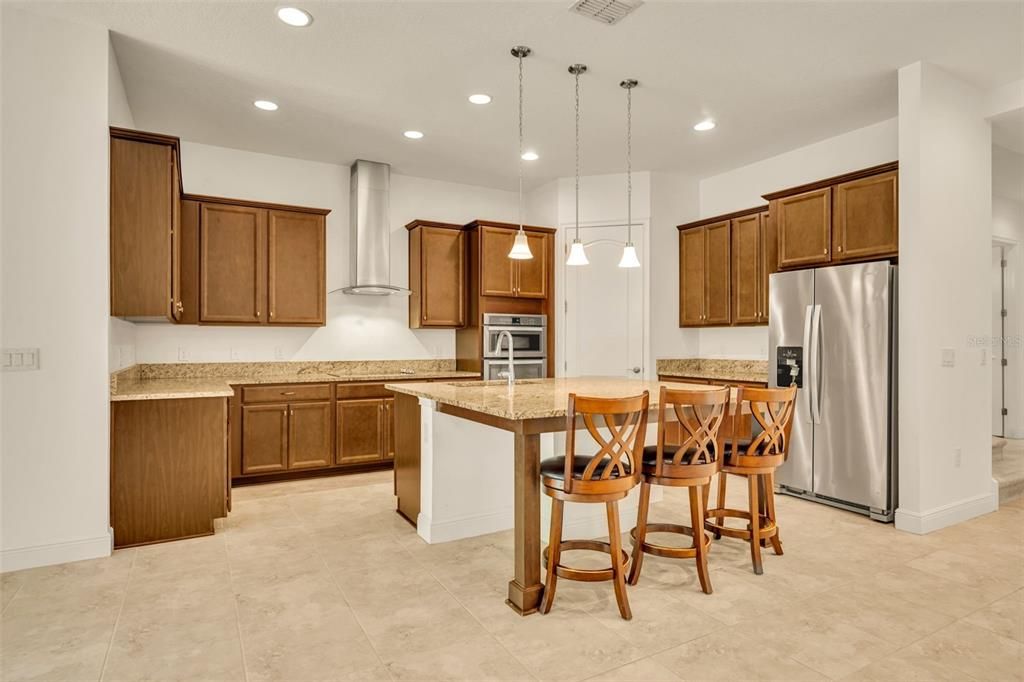 合同活跃: $3,250 (4 贝兹, 4 浴室, 3007 平方英尺)