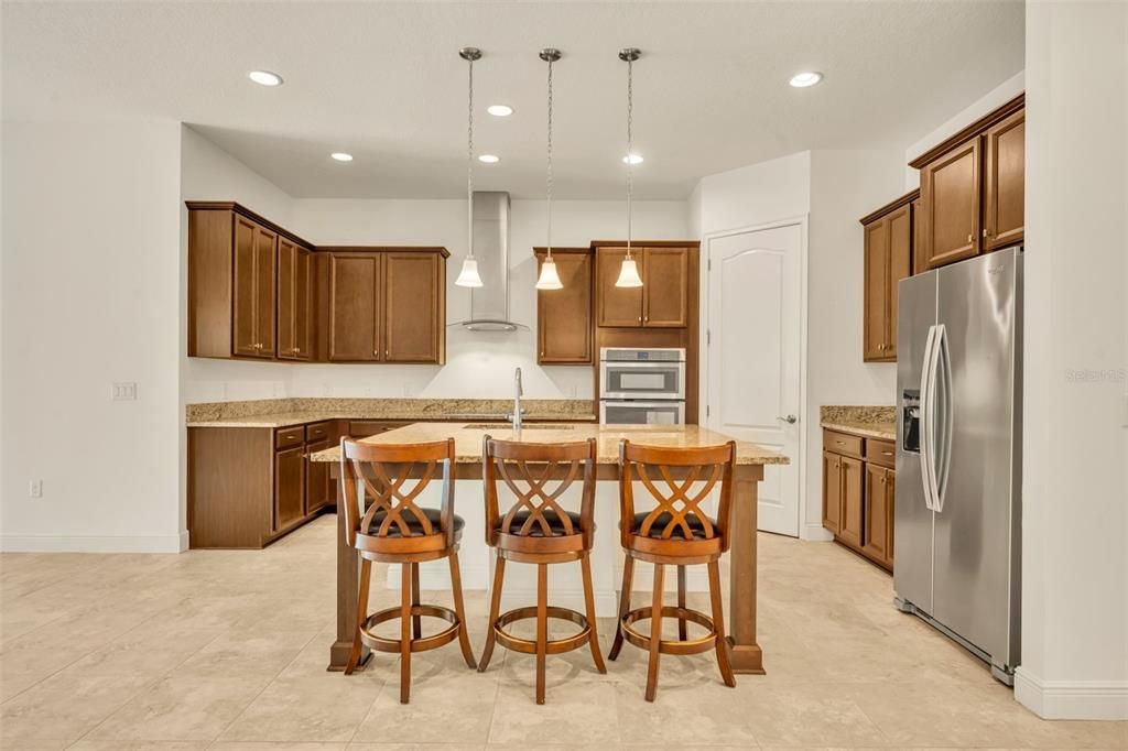 合同活跃: $3,250 (4 贝兹, 4 浴室, 3007 平方英尺)