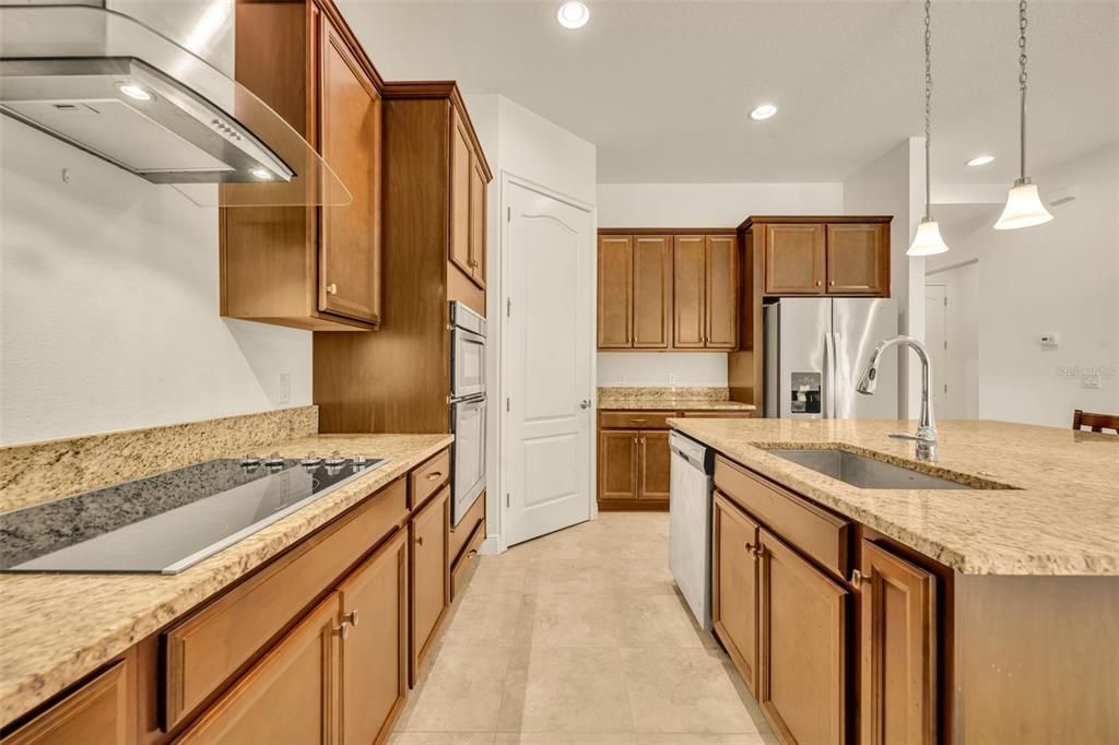 合同活跃: $3,250 (4 贝兹, 4 浴室, 3007 平方英尺)