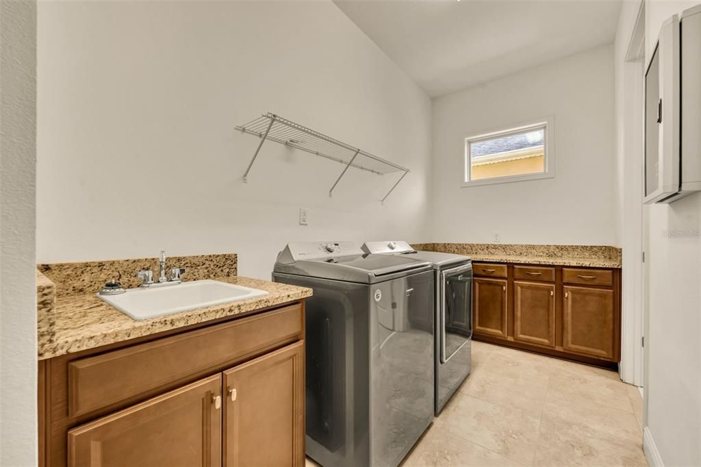 合同活跃: $3,250 (4 贝兹, 4 浴室, 3007 平方英尺)