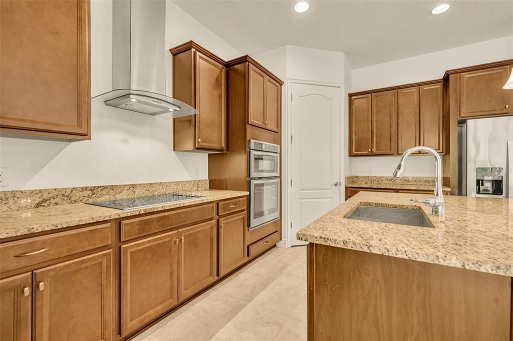 合同活跃: $3,250 (4 贝兹, 4 浴室, 3007 平方英尺)