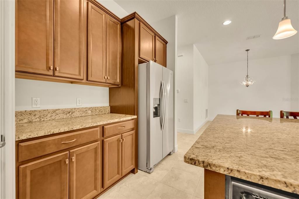 合同活跃: $3,250 (4 贝兹, 4 浴室, 3007 平方英尺)