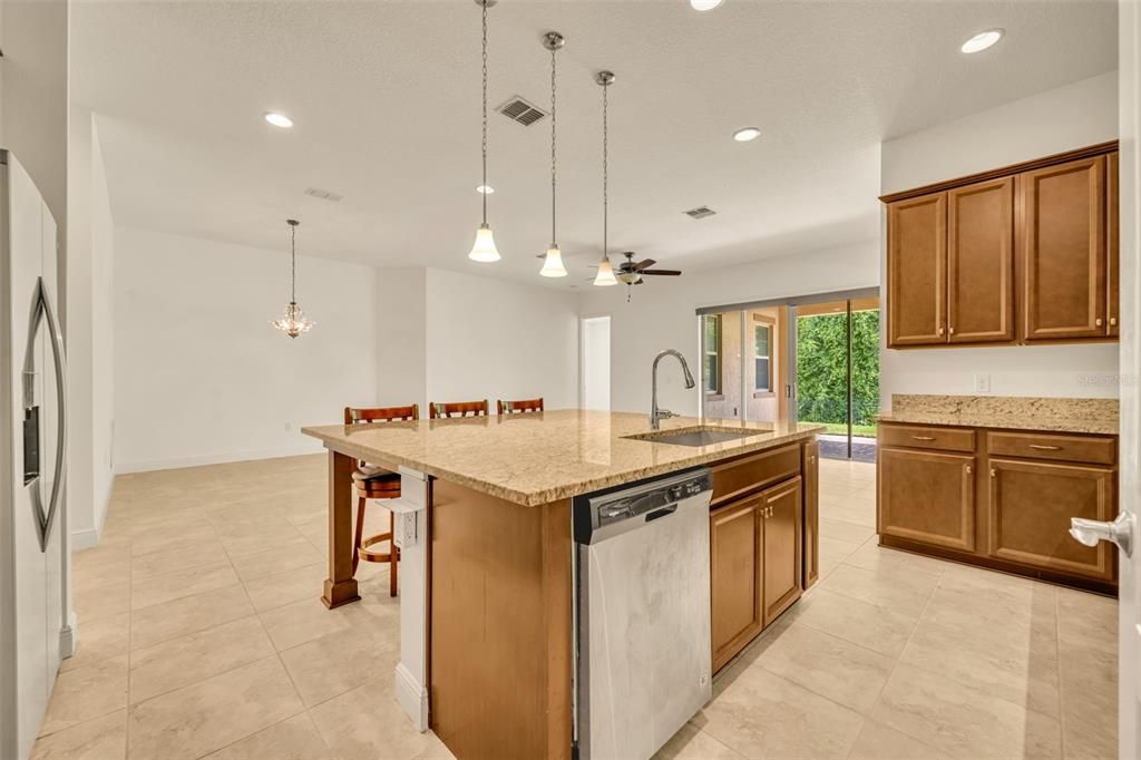 合同活跃: $3,250 (4 贝兹, 4 浴室, 3007 平方英尺)