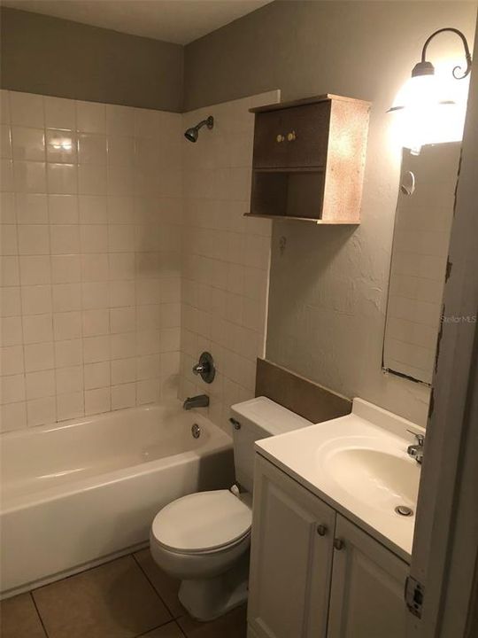 出租: $1,000 (2 贝兹, 1 浴室, 768 平方英尺)