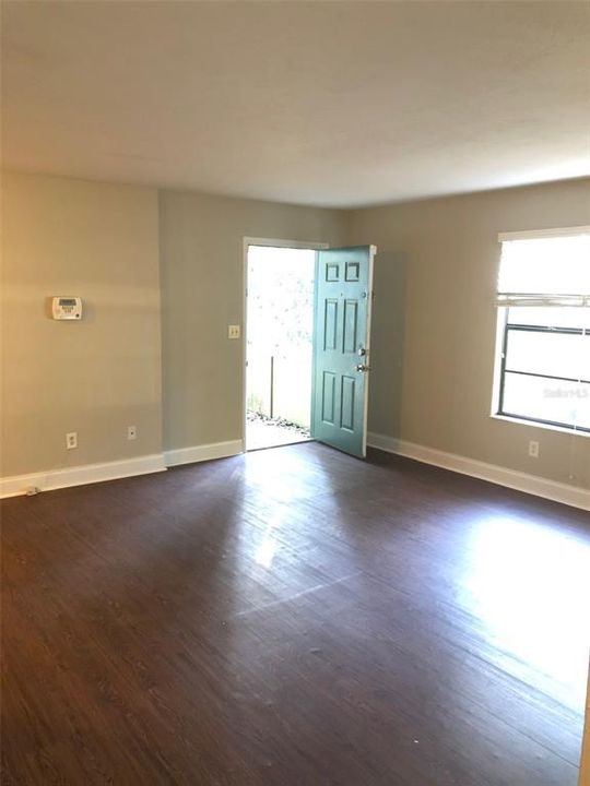 出租: $1,000 (2 贝兹, 1 浴室, 768 平方英尺)