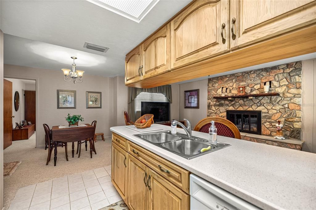 合同活跃: $360,000 (2 贝兹, 2 浴室, 1216 平方英尺)