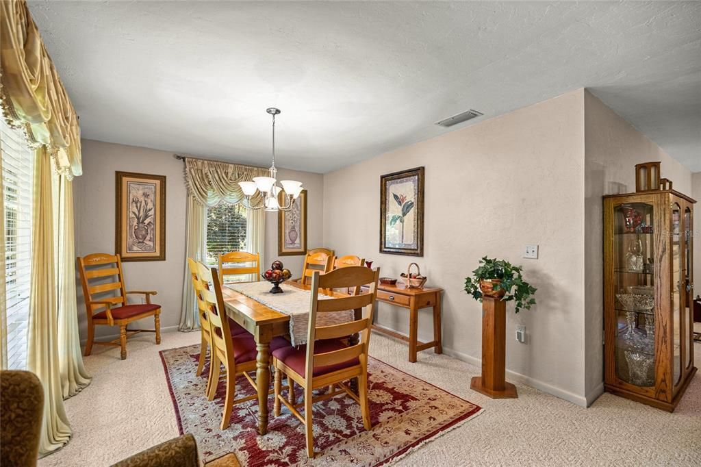 合同活跃: $360,000 (2 贝兹, 2 浴室, 1216 平方英尺)