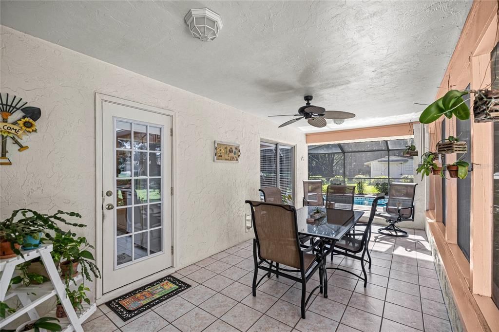 合同活跃: $360,000 (2 贝兹, 2 浴室, 1216 平方英尺)