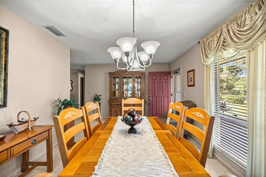 合同活跃: $360,000 (2 贝兹, 2 浴室, 1216 平方英尺)