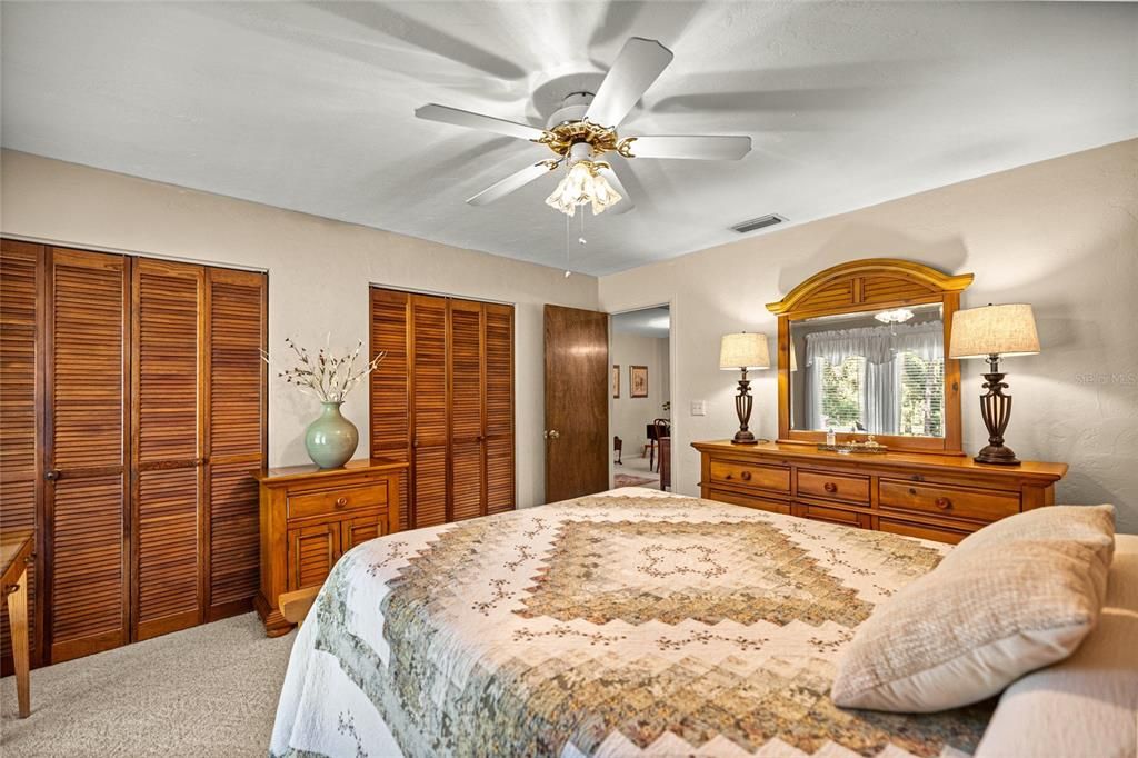 合同活跃: $360,000 (2 贝兹, 2 浴室, 1216 平方英尺)