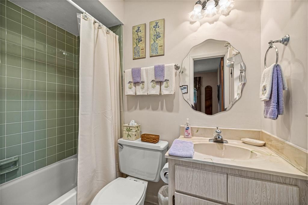 合同活跃: $360,000 (2 贝兹, 2 浴室, 1216 平方英尺)