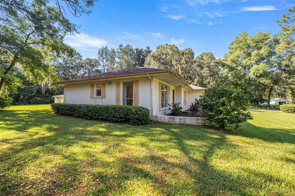 合同活跃: $360,000 (2 贝兹, 2 浴室, 1216 平方英尺)