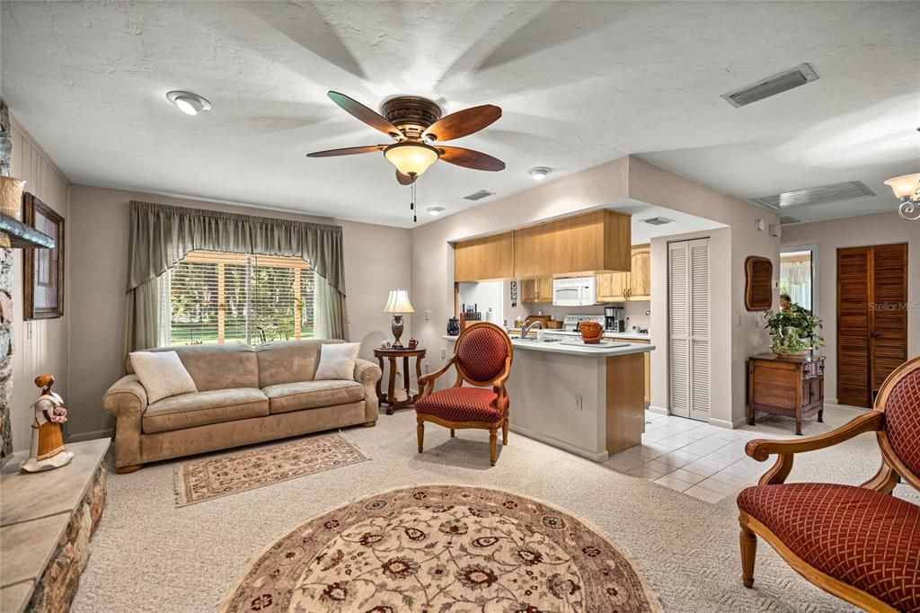 合同活跃: $360,000 (2 贝兹, 2 浴室, 1216 平方英尺)