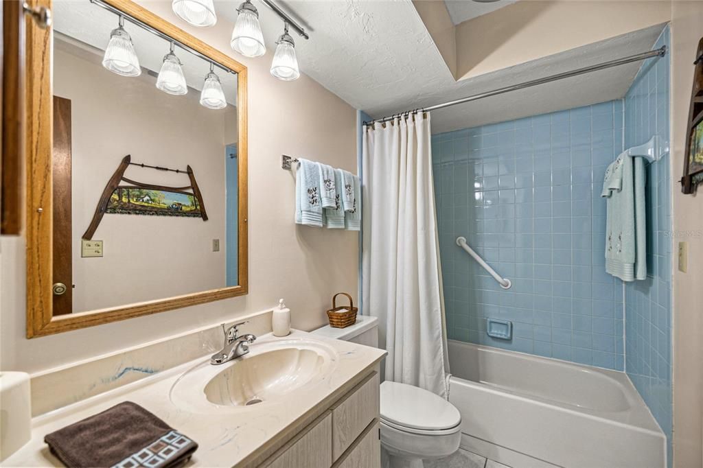 合同活跃: $360,000 (2 贝兹, 2 浴室, 1216 平方英尺)