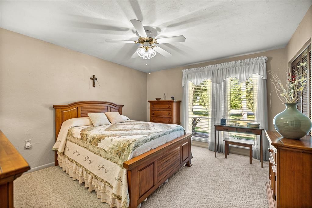 合同活跃: $360,000 (2 贝兹, 2 浴室, 1216 平方英尺)