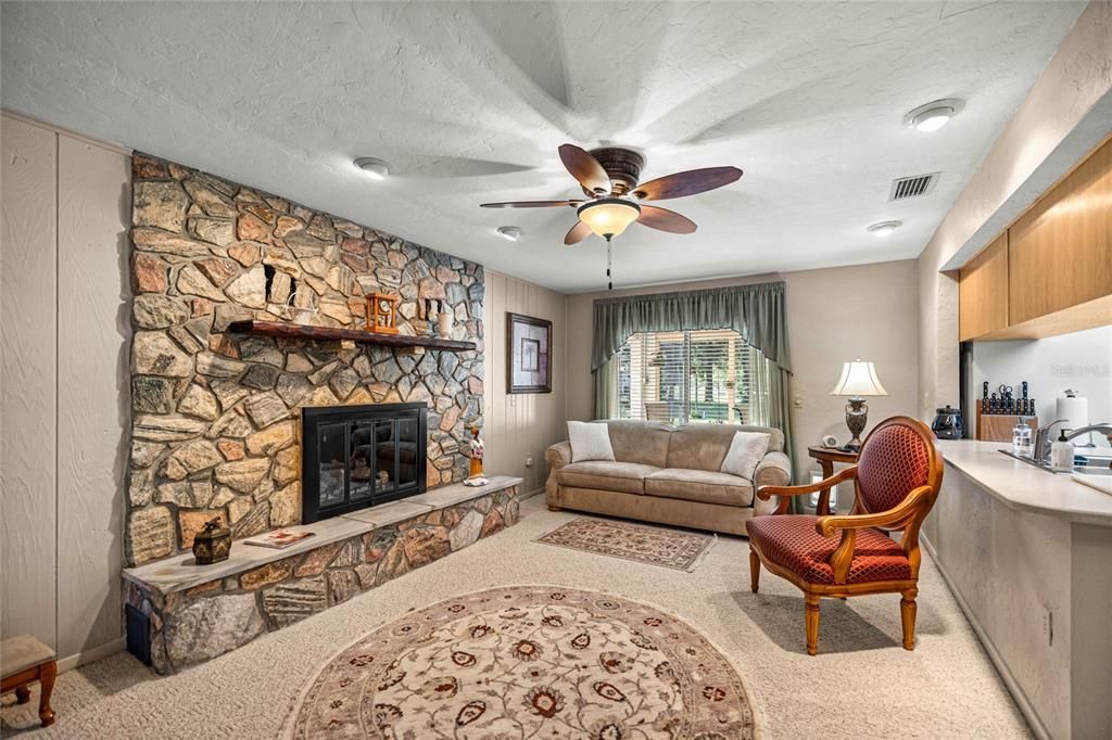 合同活跃: $360,000 (2 贝兹, 2 浴室, 1216 平方英尺)