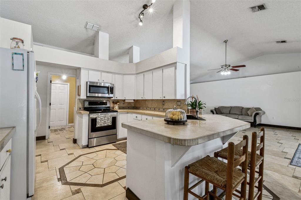 Active With Contract: $479,900 (4 beds, 3 baths, 2572 Square Feet)