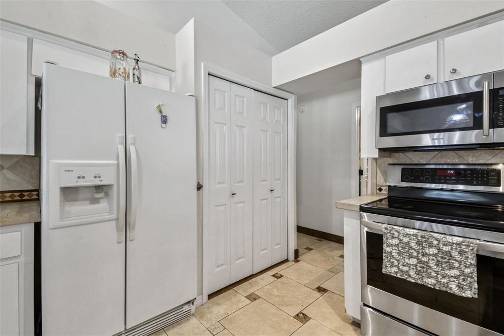 Active With Contract: $479,900 (4 beds, 3 baths, 2572 Square Feet)