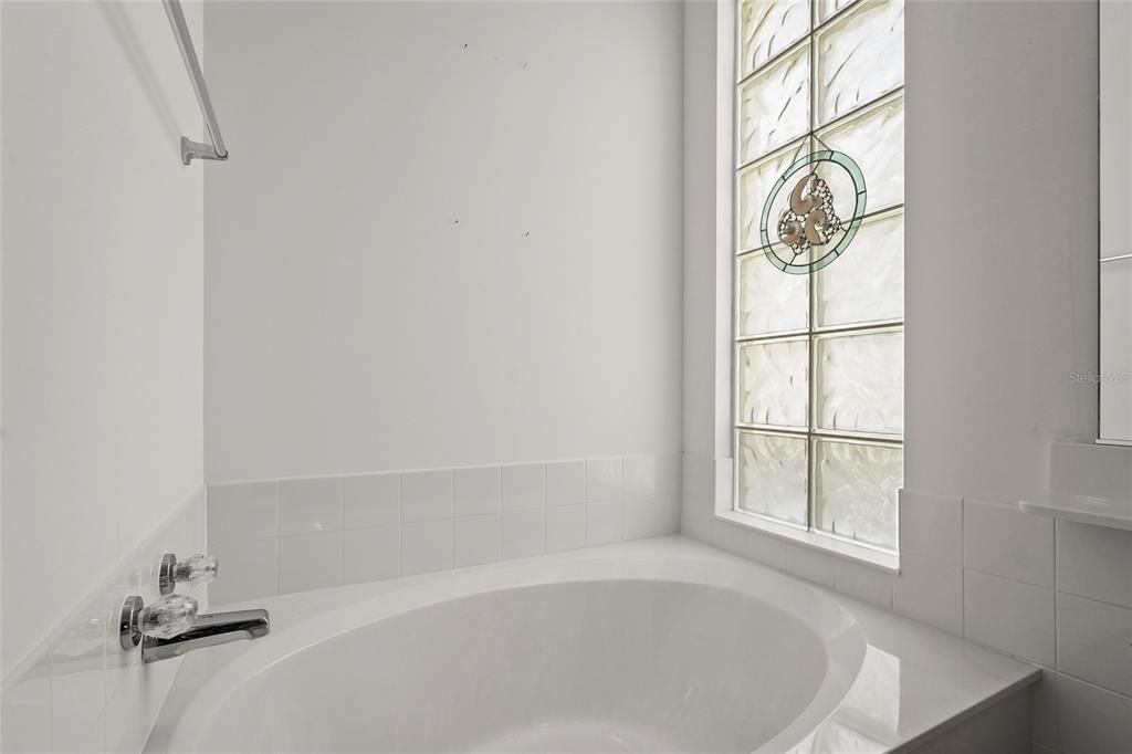 Active With Contract: $4,000 (3 beds, 2 baths, 2008 Square Feet)