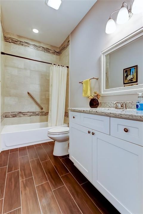 Под контрактом: $549,000 (3 спален, 2 ванн, 2065 Квадратных фут)