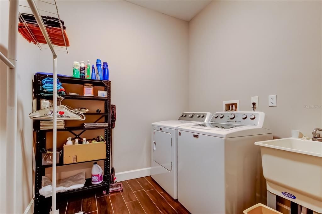 Под контрактом: $549,000 (3 спален, 2 ванн, 2065 Квадратных фут)