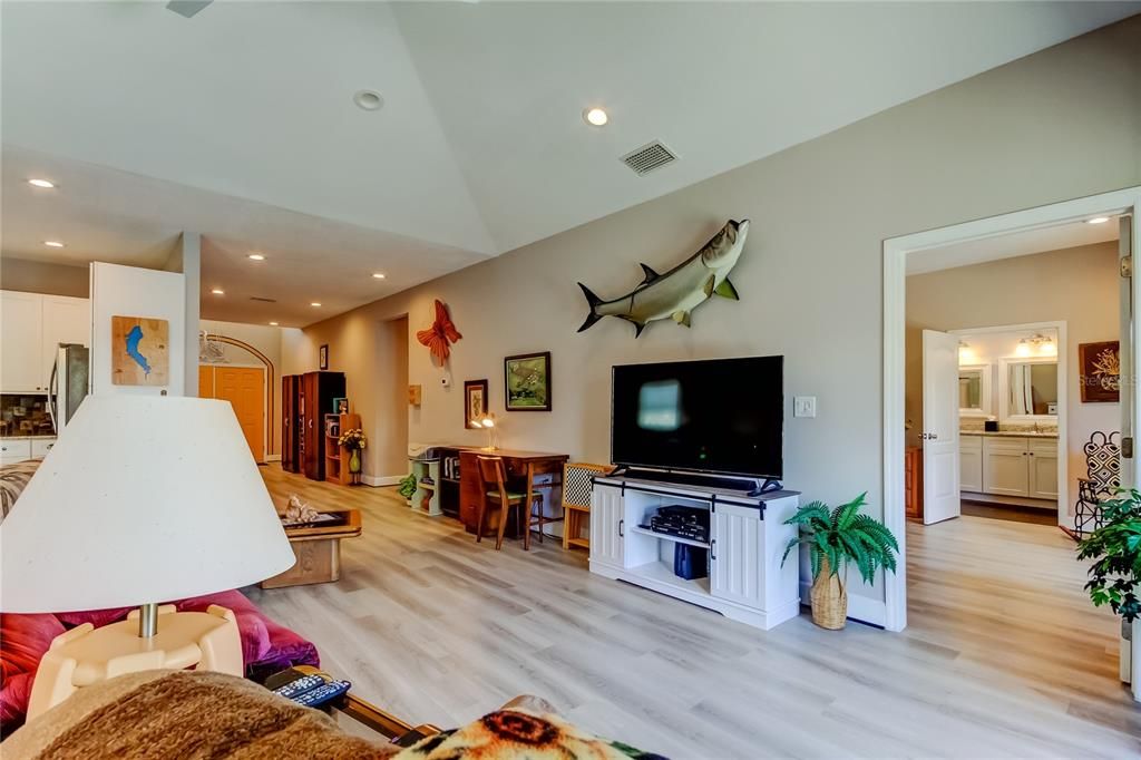 Под контрактом: $549,000 (3 спален, 2 ванн, 2065 Квадратных фут)