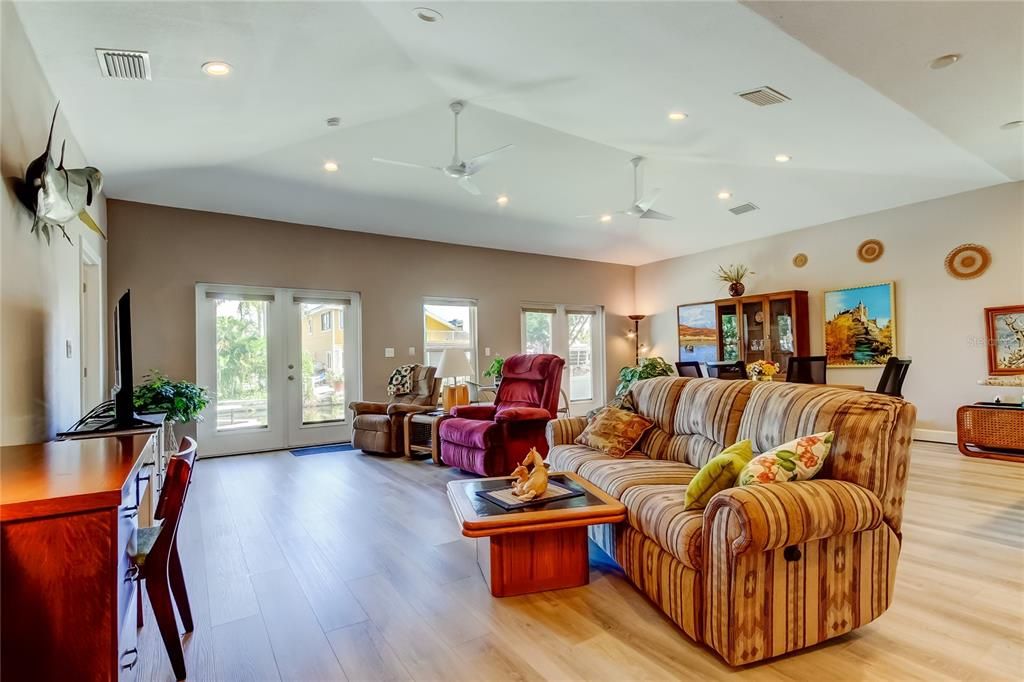 Под контрактом: $549,000 (3 спален, 2 ванн, 2065 Квадратных фут)