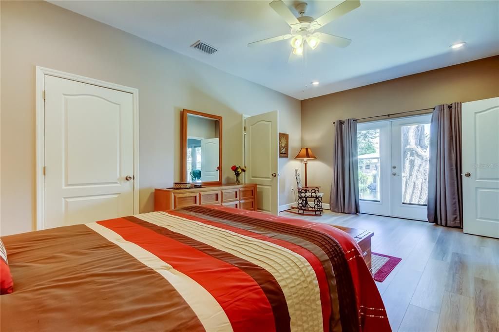 Под контрактом: $549,000 (3 спален, 2 ванн, 2065 Квадратных фут)