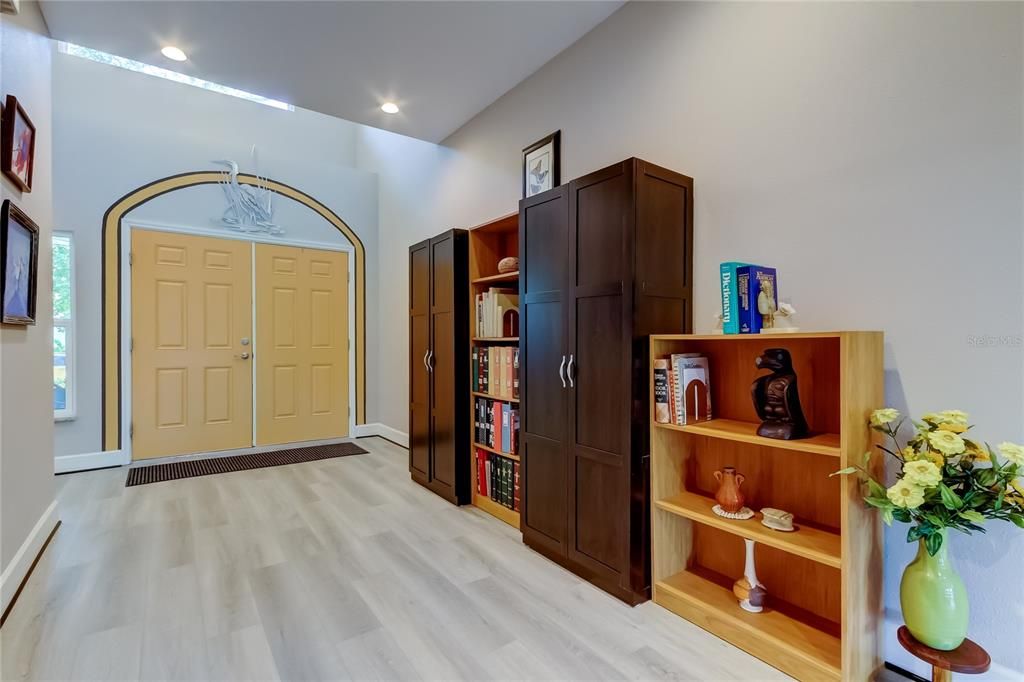 Под контрактом: $549,000 (3 спален, 2 ванн, 2065 Квадратных фут)