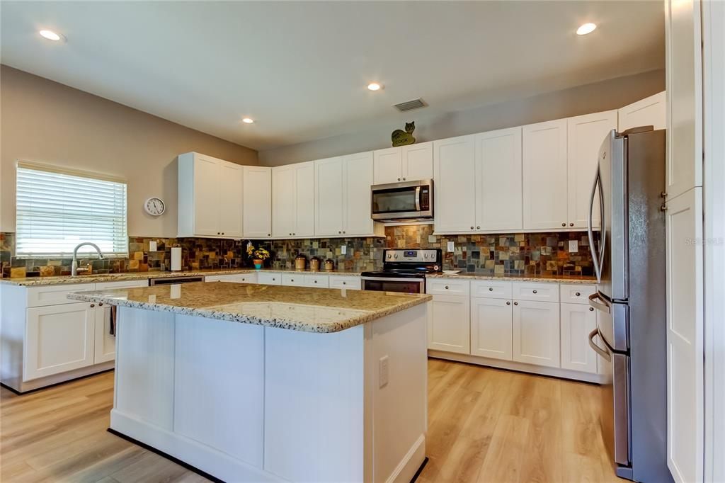 Под контрактом: $549,000 (3 спален, 2 ванн, 2065 Квадратных фут)