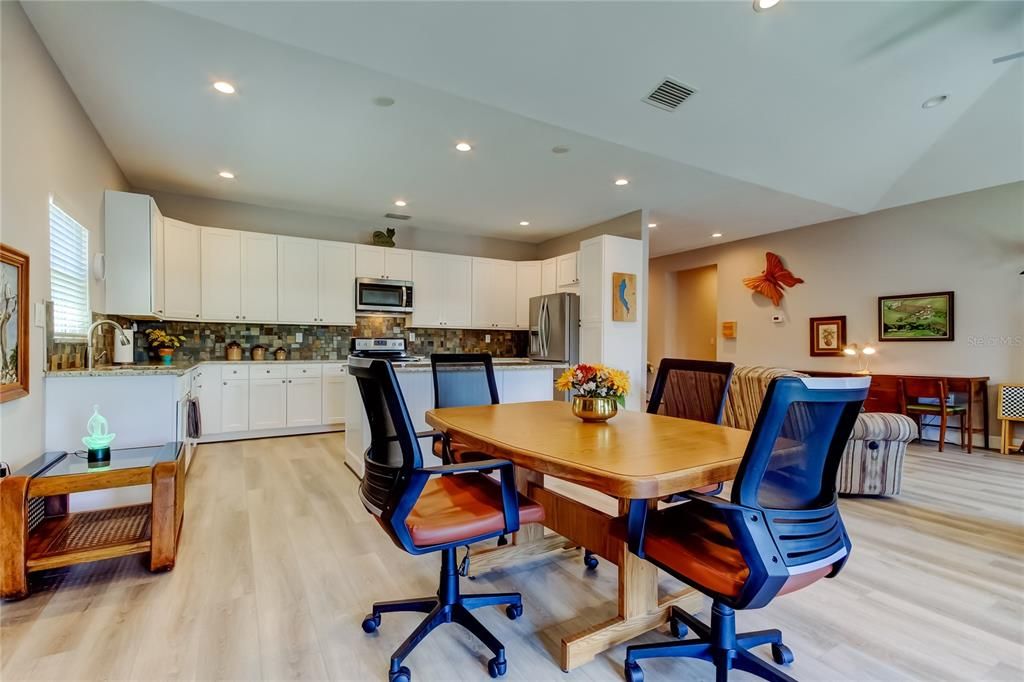 Под контрактом: $549,000 (3 спален, 2 ванн, 2065 Квадратных фут)