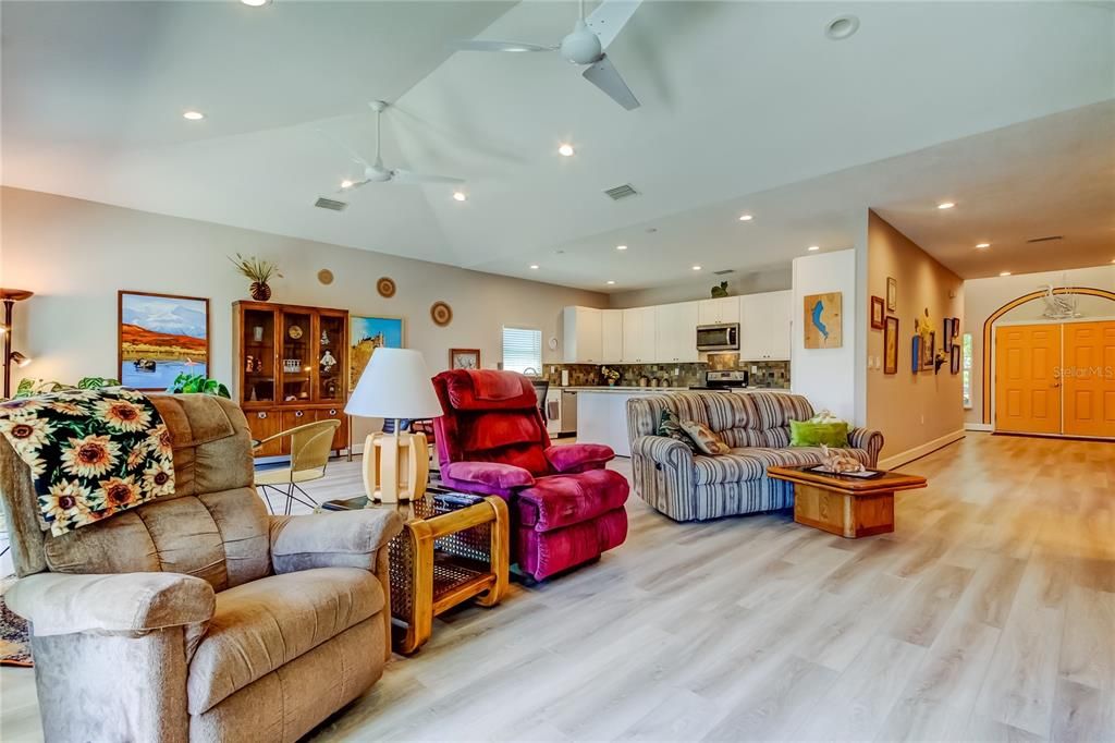 Под контрактом: $549,000 (3 спален, 2 ванн, 2065 Квадратных фут)