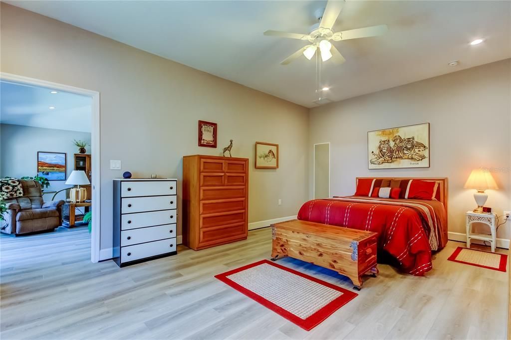 Под контрактом: $549,000 (3 спален, 2 ванн, 2065 Квадратных фут)