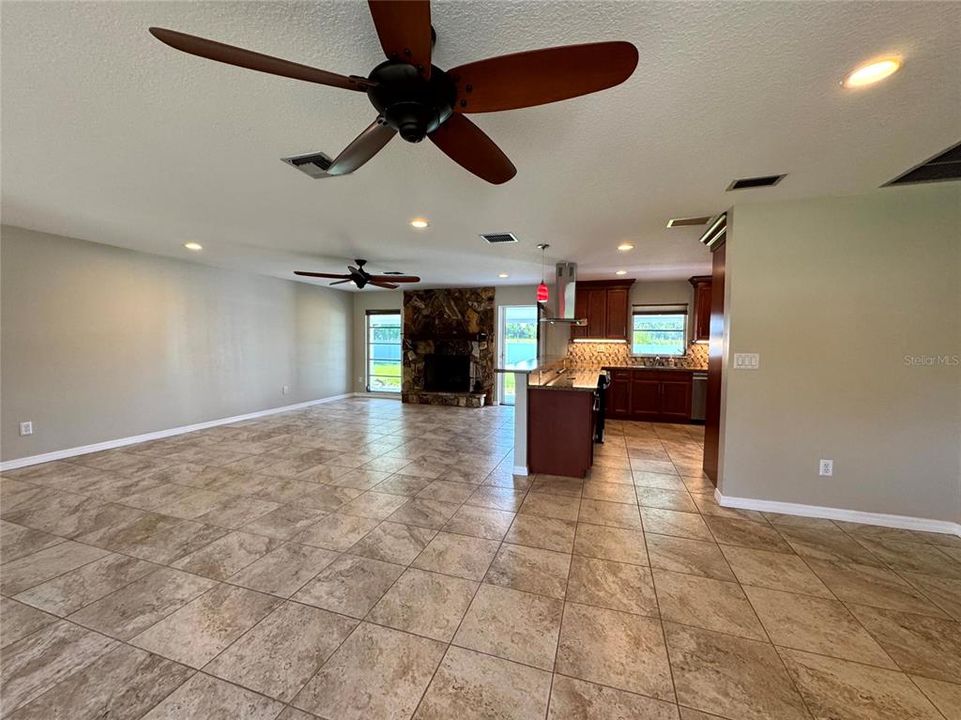 Под контрактом: $2,900 (3 спален, 2 ванн, 1837 Квадратных фут)