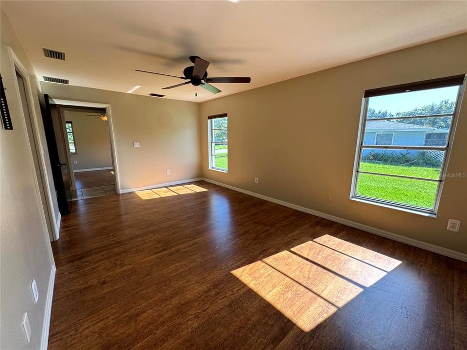 Под контрактом: $2,900 (3 спален, 2 ванн, 1837 Квадратных фут)