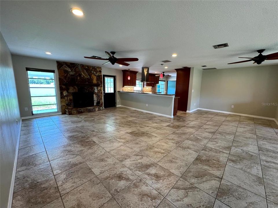 Под контрактом: $2,900 (3 спален, 2 ванн, 1837 Квадратных фут)