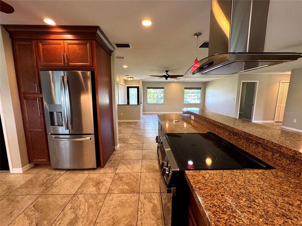 Под контрактом: $2,900 (3 спален, 2 ванн, 1837 Квадратных фут)