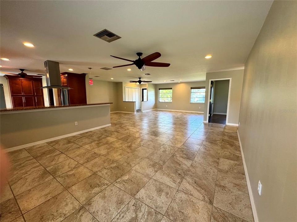 Под контрактом: $2,900 (3 спален, 2 ванн, 1837 Квадратных фут)